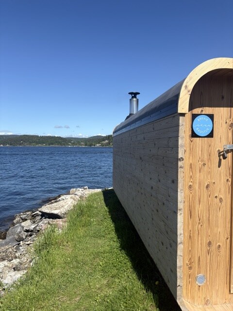 Brevik Badstue på moloen ved sjøen